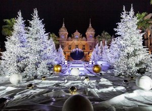 Store juletræer fra Tollundgaard foran Casinoet i Monaco